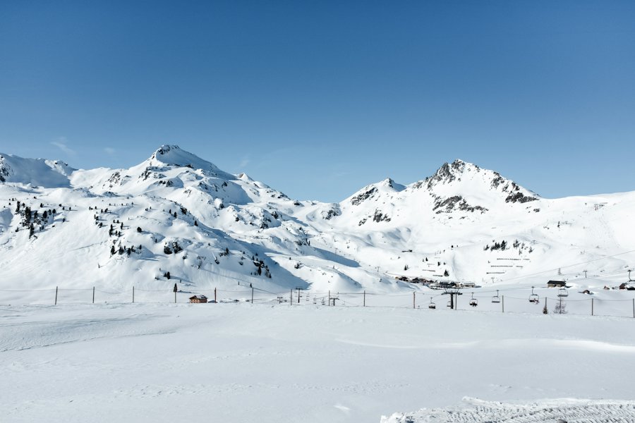 Pistas de esquí nevadas con la aerosilla del cerro Catedral