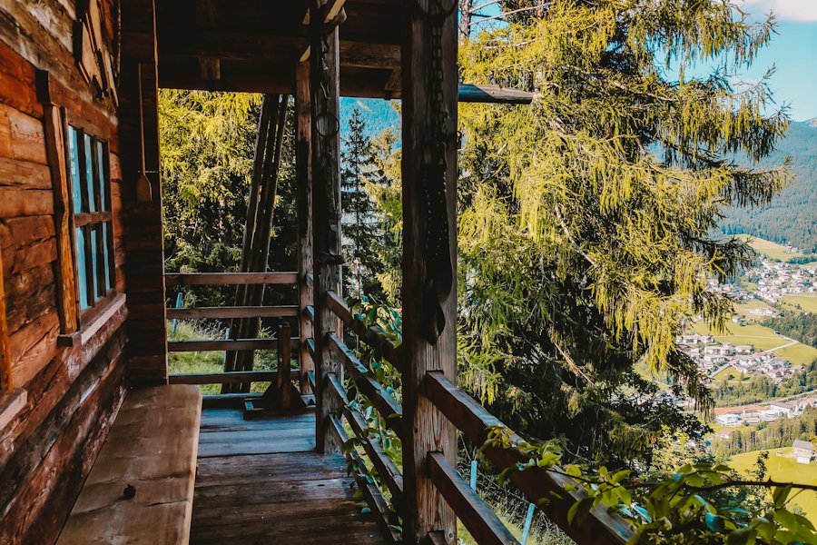 Deck de madera de la Cabaña Arrayán con vista al bosque y la montaña