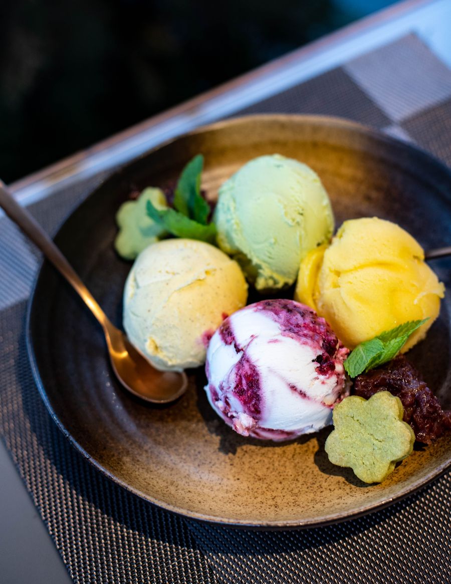Variedad de gustos de helado servidos